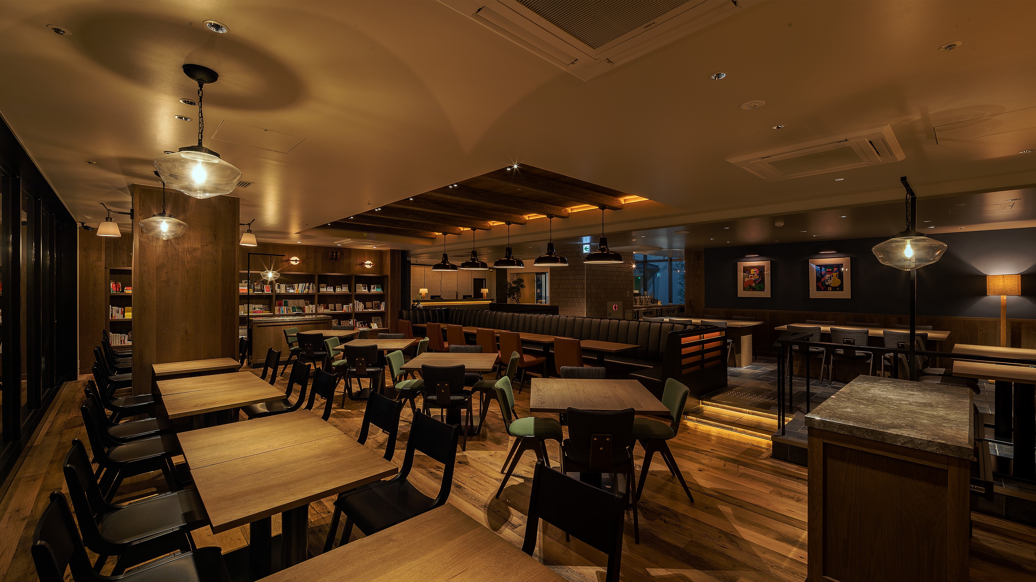 ジャズが流れる落ち着いた空間で、本と音楽に包まれながら過ごせるカルチャーカフェ