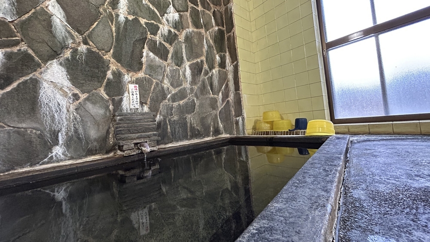 *［大浴場／女湯］珍しい黒い湯花と硫黄臭　小さいながらも本格的な天然温泉