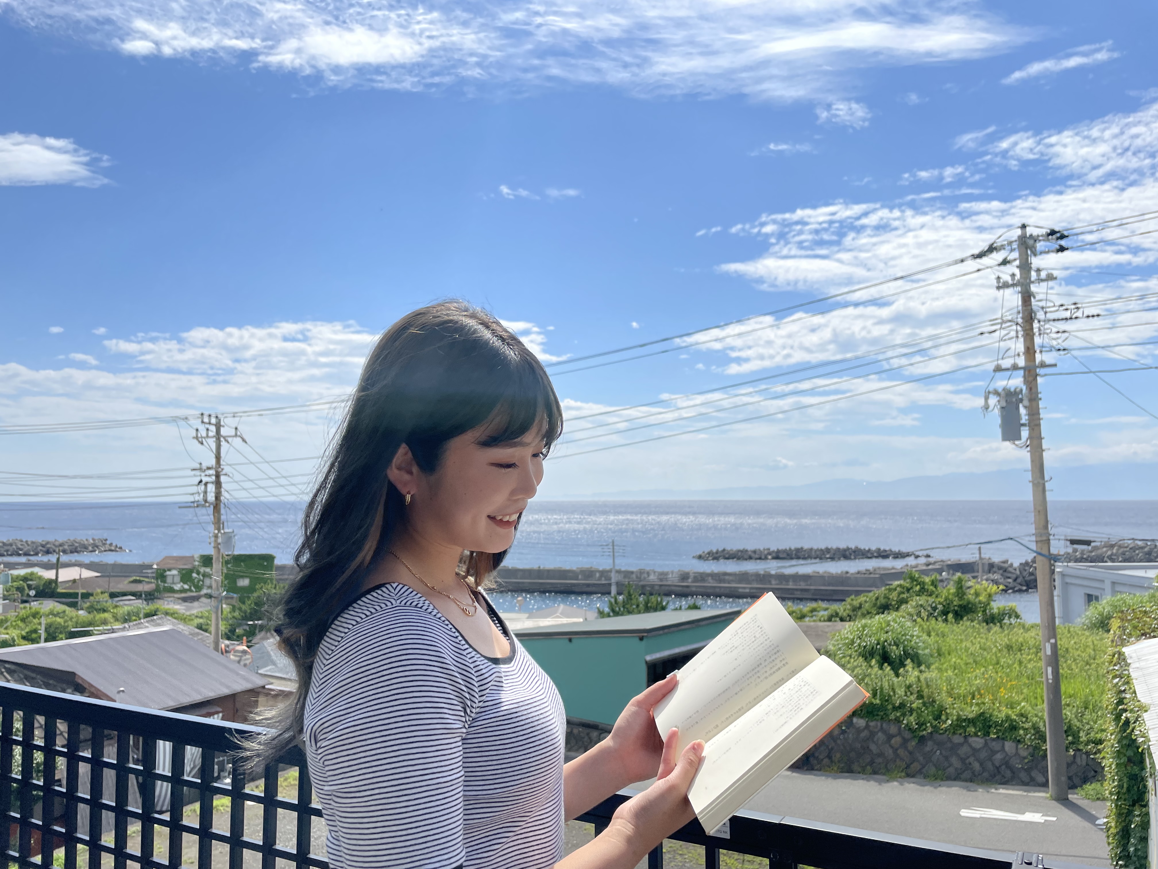 海を眺めながら本を読む通称”島読書”