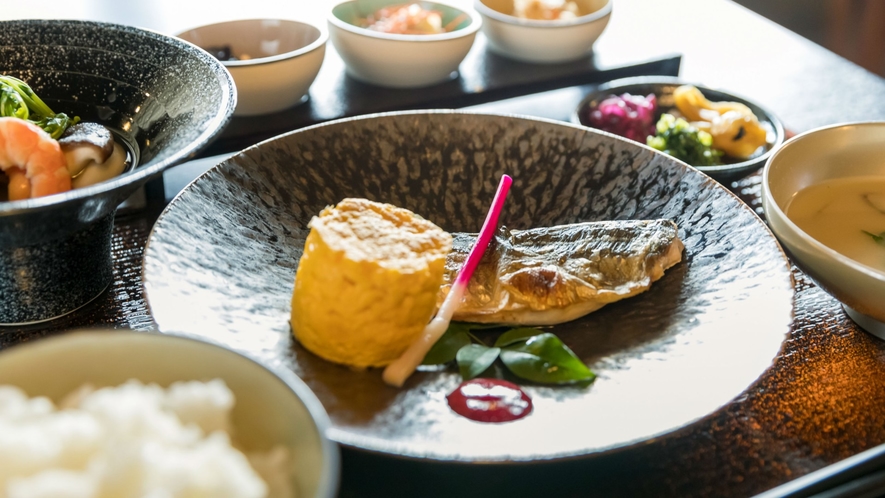 【お食事】お目覚めの朝には新鮮な地元食材をつかった栄養たっぷりの和朝食をご用意いたします