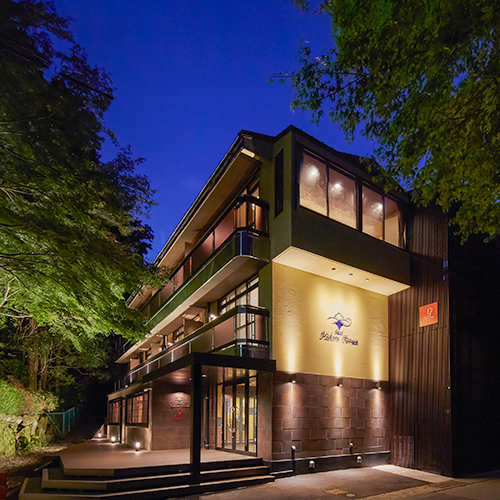 *［外観／夜］緑ゆたかな森に包まれた全8室のハイセンスなホテル