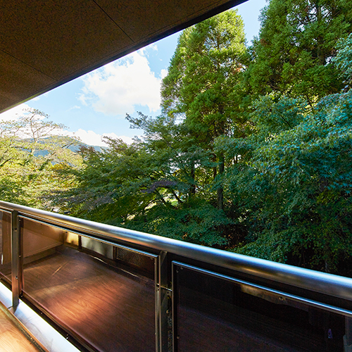 *［客室眺望一例］客室は、森林を間近に感じる癒しの空間♪