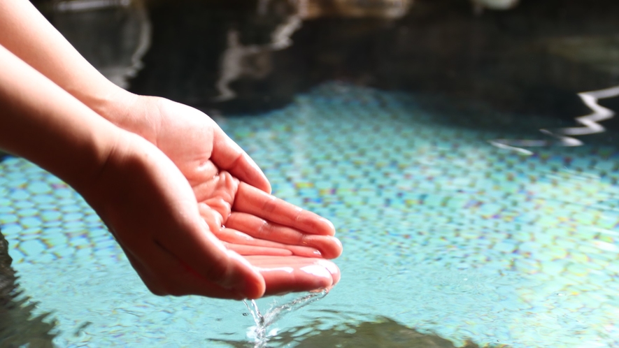 【温泉】湯量豊富、芹ケ沢温泉の岩風呂。