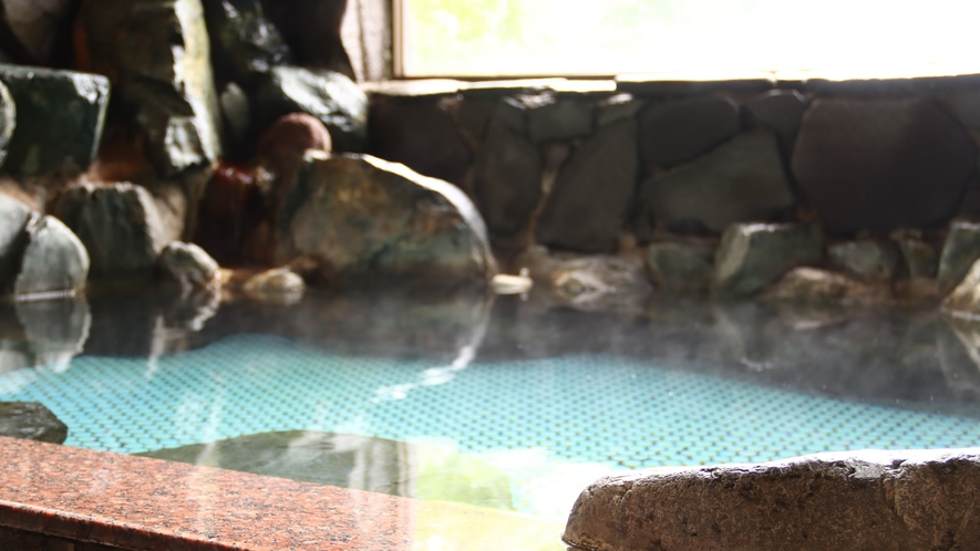 【温泉】湯量豊富、芹ケ沢温泉の岩風呂。