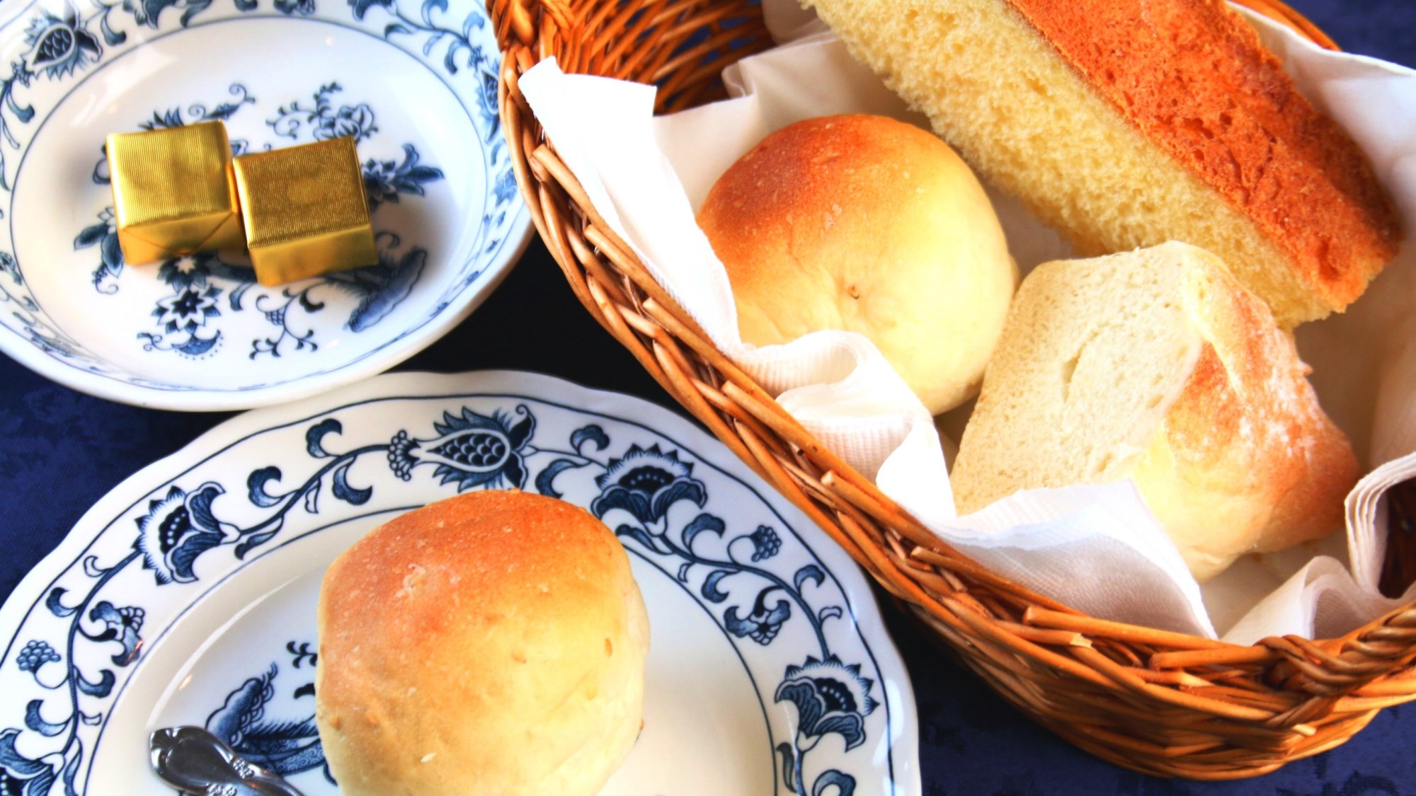 【朝食】 常連さんに好評の自家製パン♪