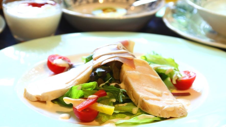 【朝食】真空・低温調理のチキンと、生ハムの新鮮野菜たっぷりサラダ