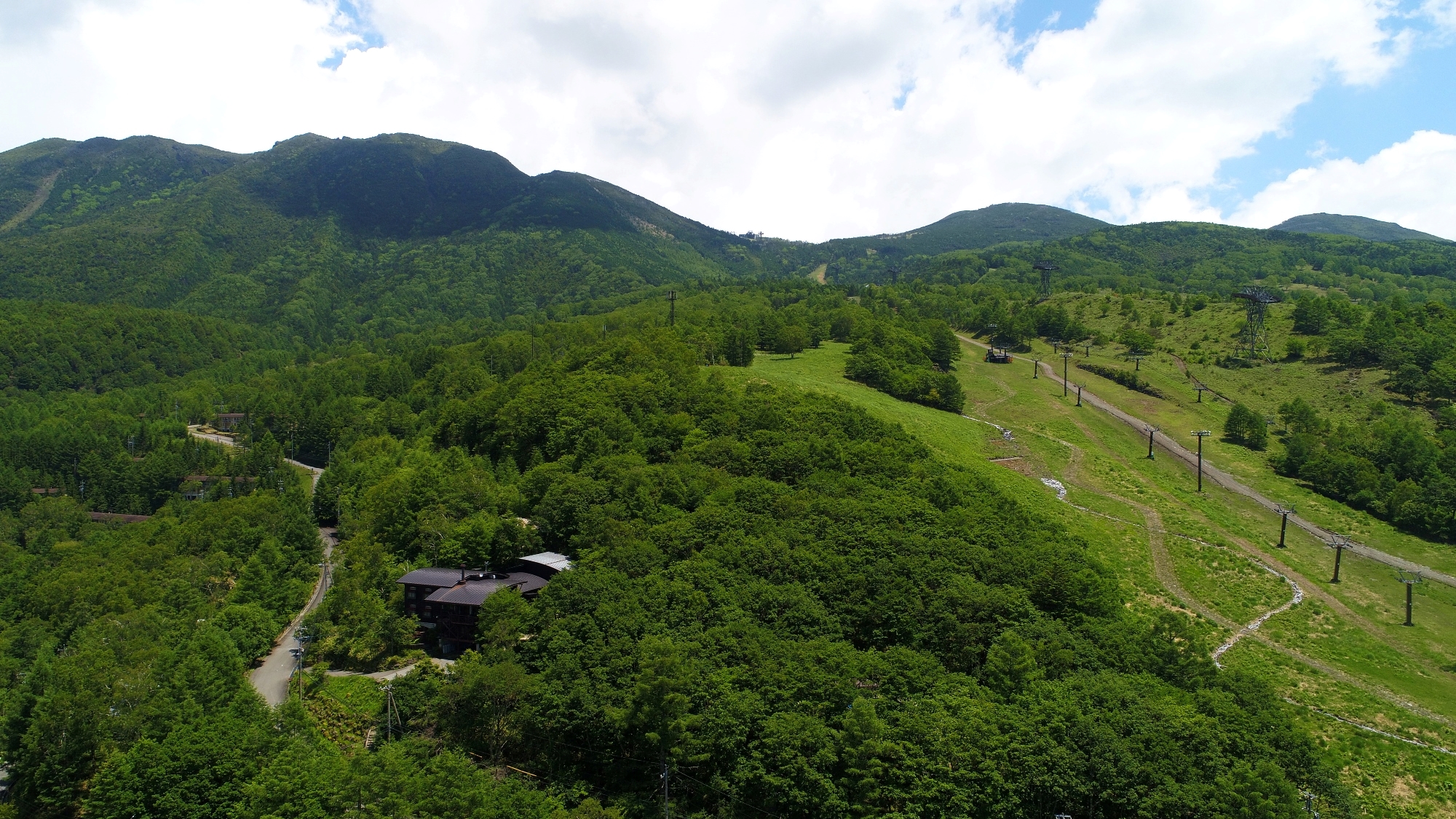 緑に囲まれた当館。良く晴れた日にはきれいな星空が望めます