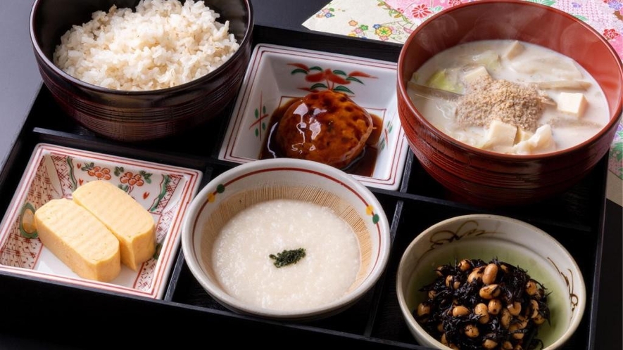日替わり総菜３種と豆乳ごま味噌スープの和定食です。