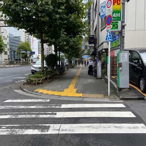 ④1つめの横断歩道を右に曲がります。