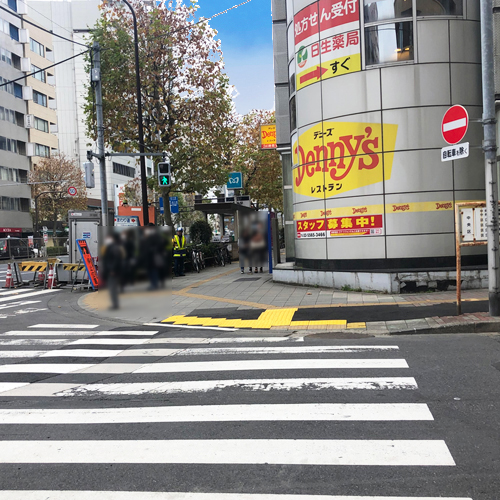 ③出口3bから出ると、目の前に横断歩道があるので渡ります。