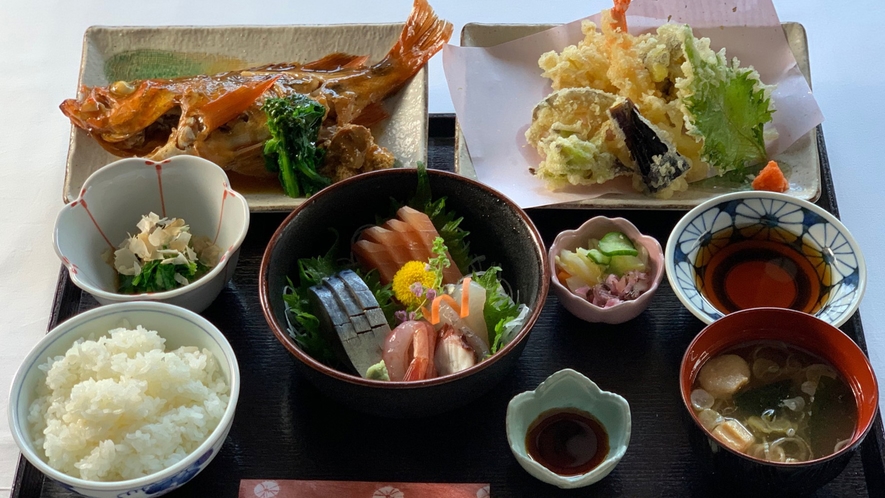 煮魚・刺身・天ぷら御膳（夕食）