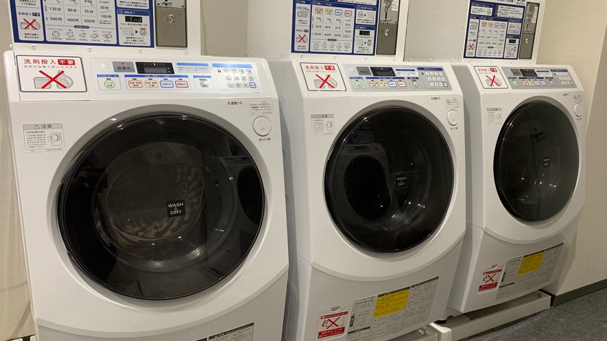 【ランドリーコーナー】乾燥機能付き洗濯機を6台設置しており長期の出張でも安心（有料・洗剤なしでOK）
