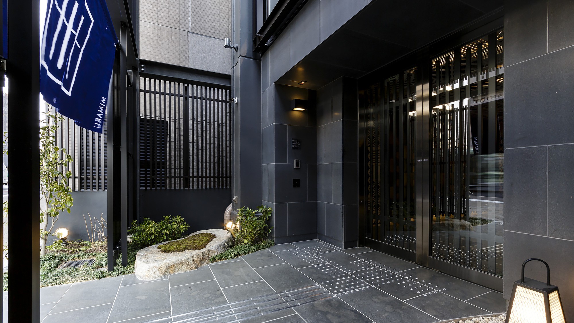 玄関は指定時間に施錠しています.