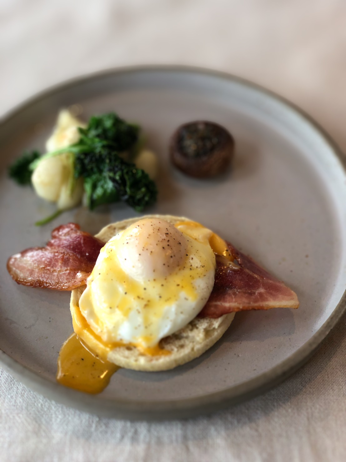 朝食の定番メニュー、エッグベネディクト