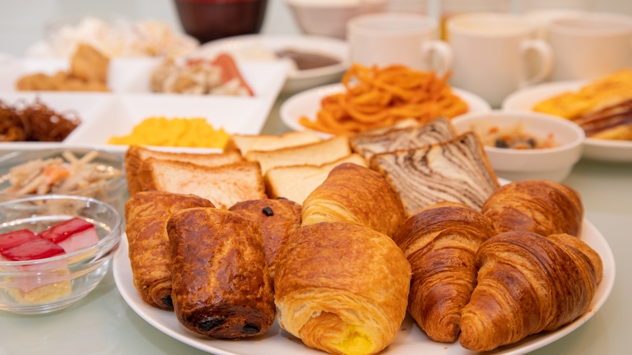 *朝食：焼き立てパンを始め、常時22種以上の朝食メニューをご用意しております＜提供イメージ＞