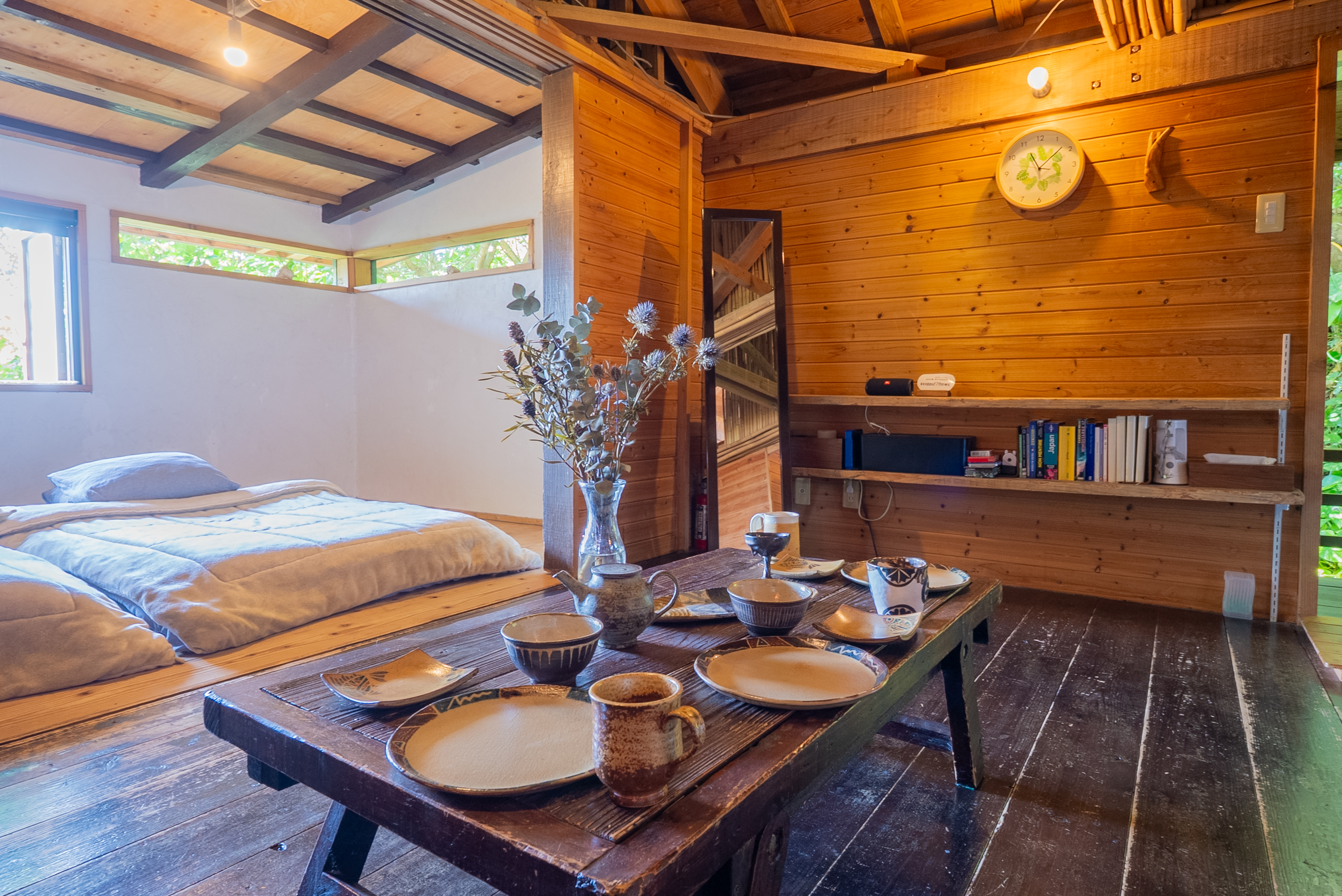 山の小屋　テーブル