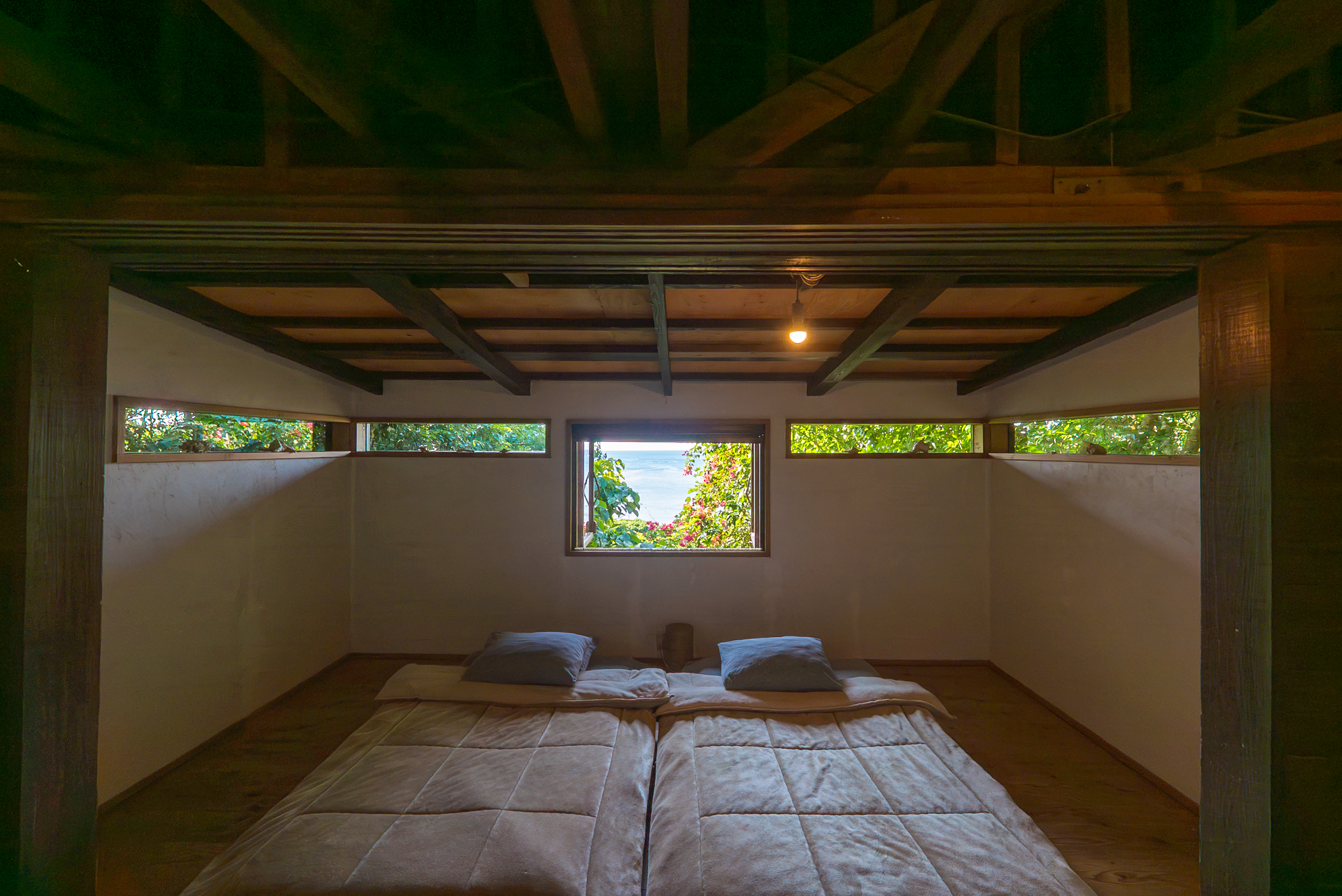 山の小屋　室内