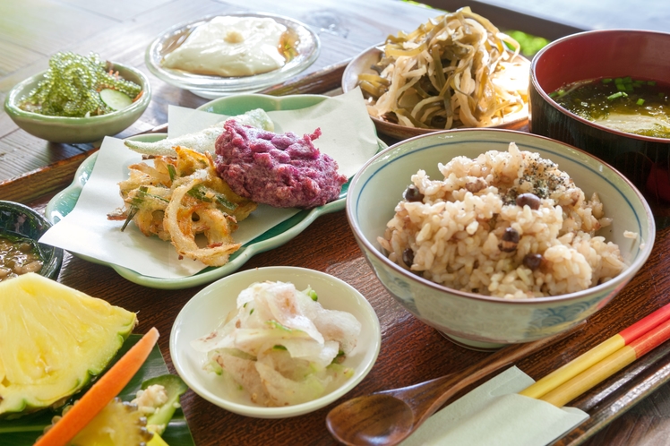 山の茶屋・楽水　沖縄料理が堪能できる人気の定食
