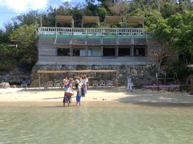 浜辺の茶屋　色々な表情を見せる浜辺の海