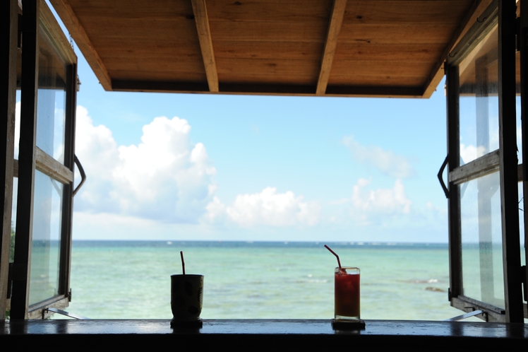 浜辺の茶屋　窓辺でゆっくり　コーヒを飲みながら至福の時間を