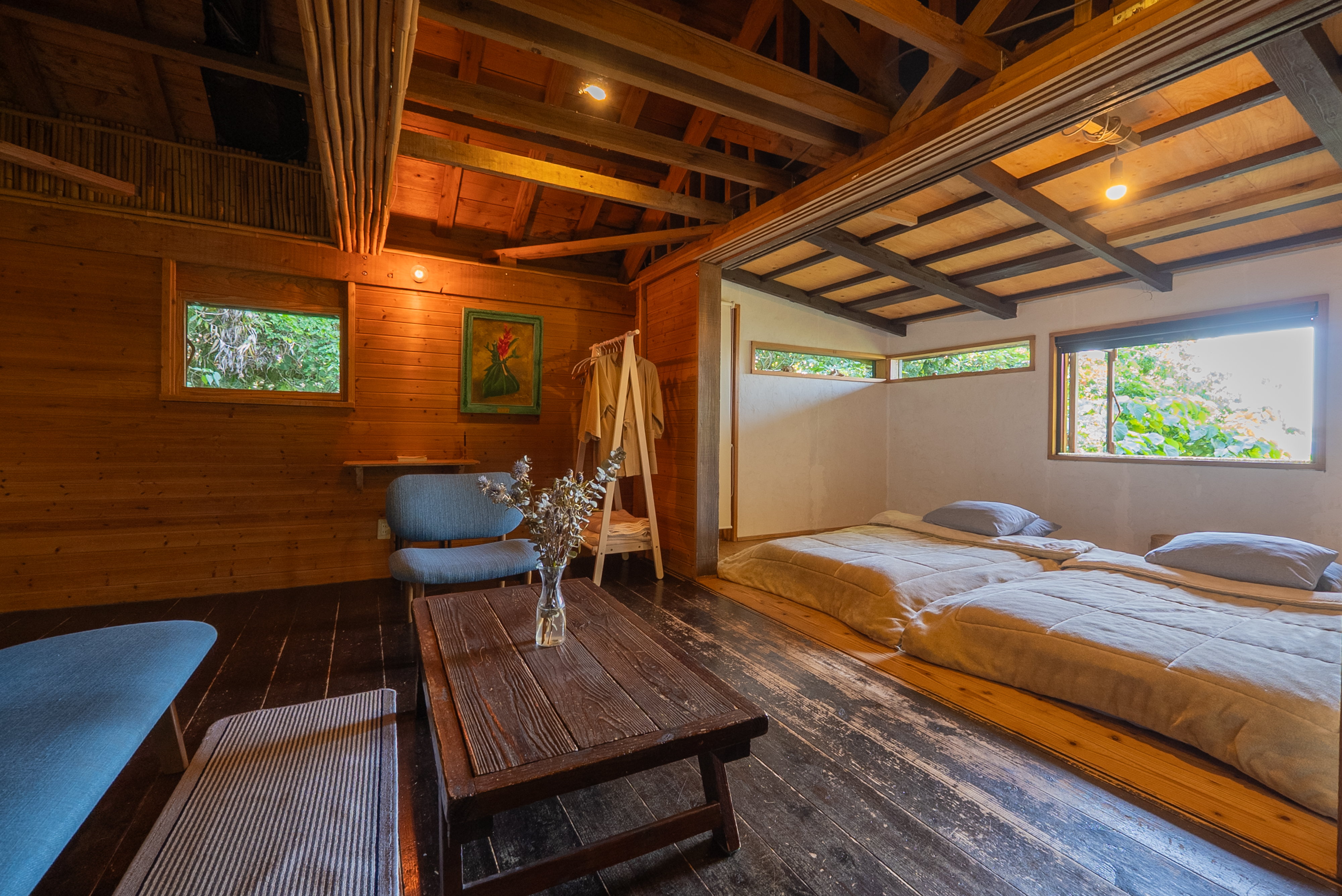 山の小屋　室内