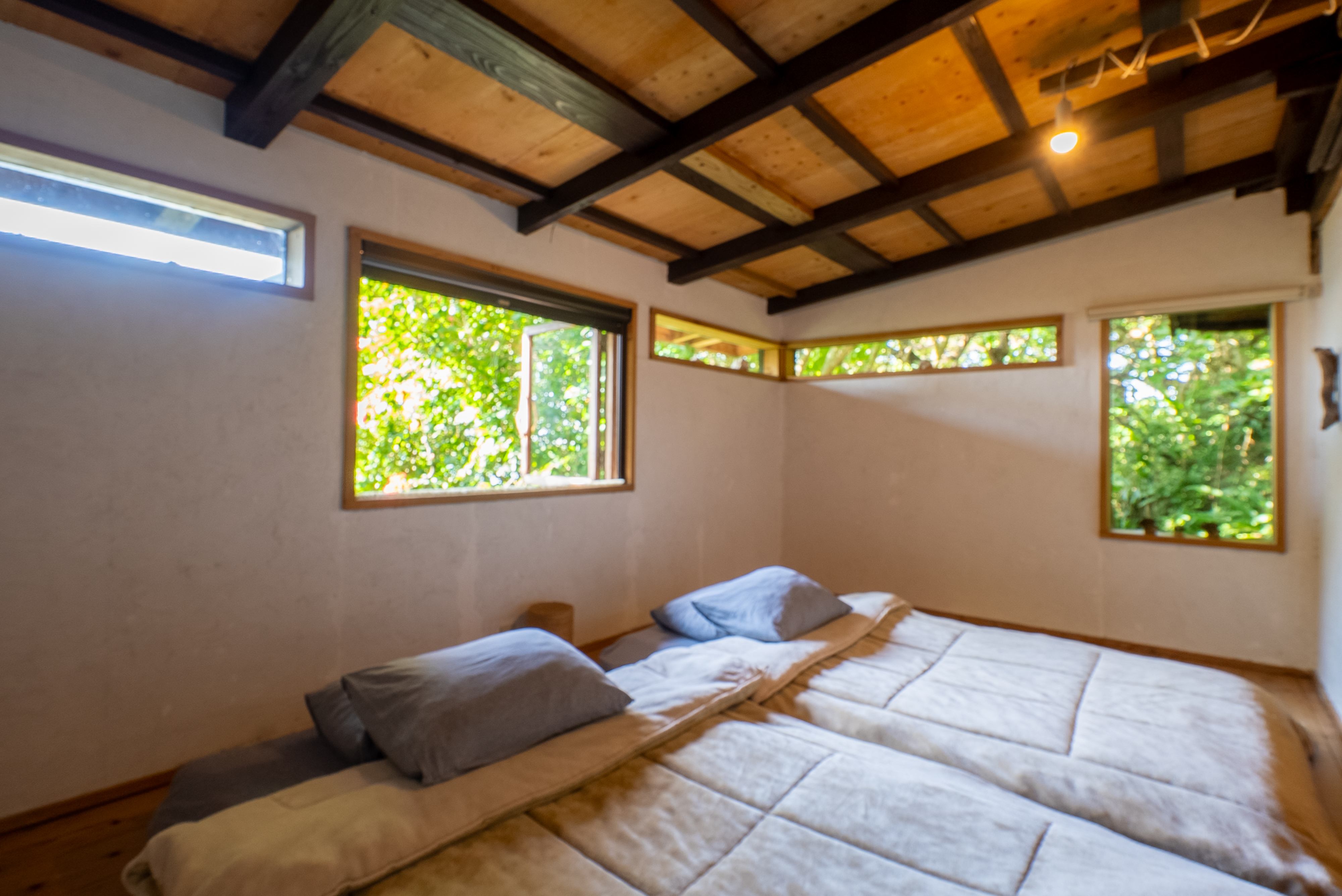 山の小屋　寝室