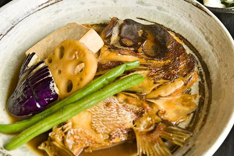 鯛の荒炊き定食：大将がお勧めする鯛の荒炊き。じっくり煮て味がしみ込んだ鯛を是非ご賞味下さいませ。