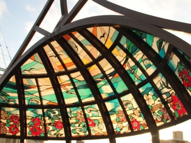 アラハサンセットから徒歩3分、ニライ橋はステンドグラスを使った美しい大きな装飾が特徴。