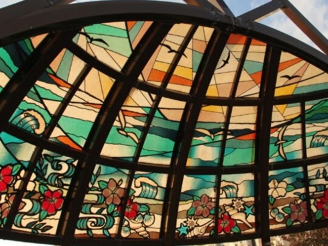  アラハサンセットから徒歩3分、ニライ橋はステンドグラスを使った美しい大きな装飾が特徴。
