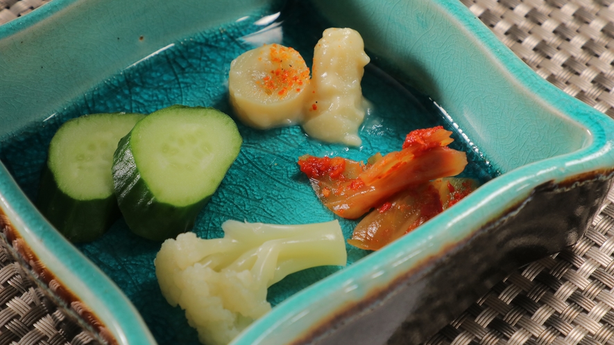 【朝食】 きゅうり醤油漬け　しのべ竹　味噌漬け　キャベツのキムチ　カリフラワーのピクルス