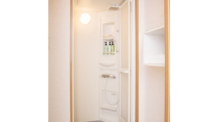 共用シャワ―：シャワー室には、ボディーソープ・シャンプー・コンディショナーをご用意しております。