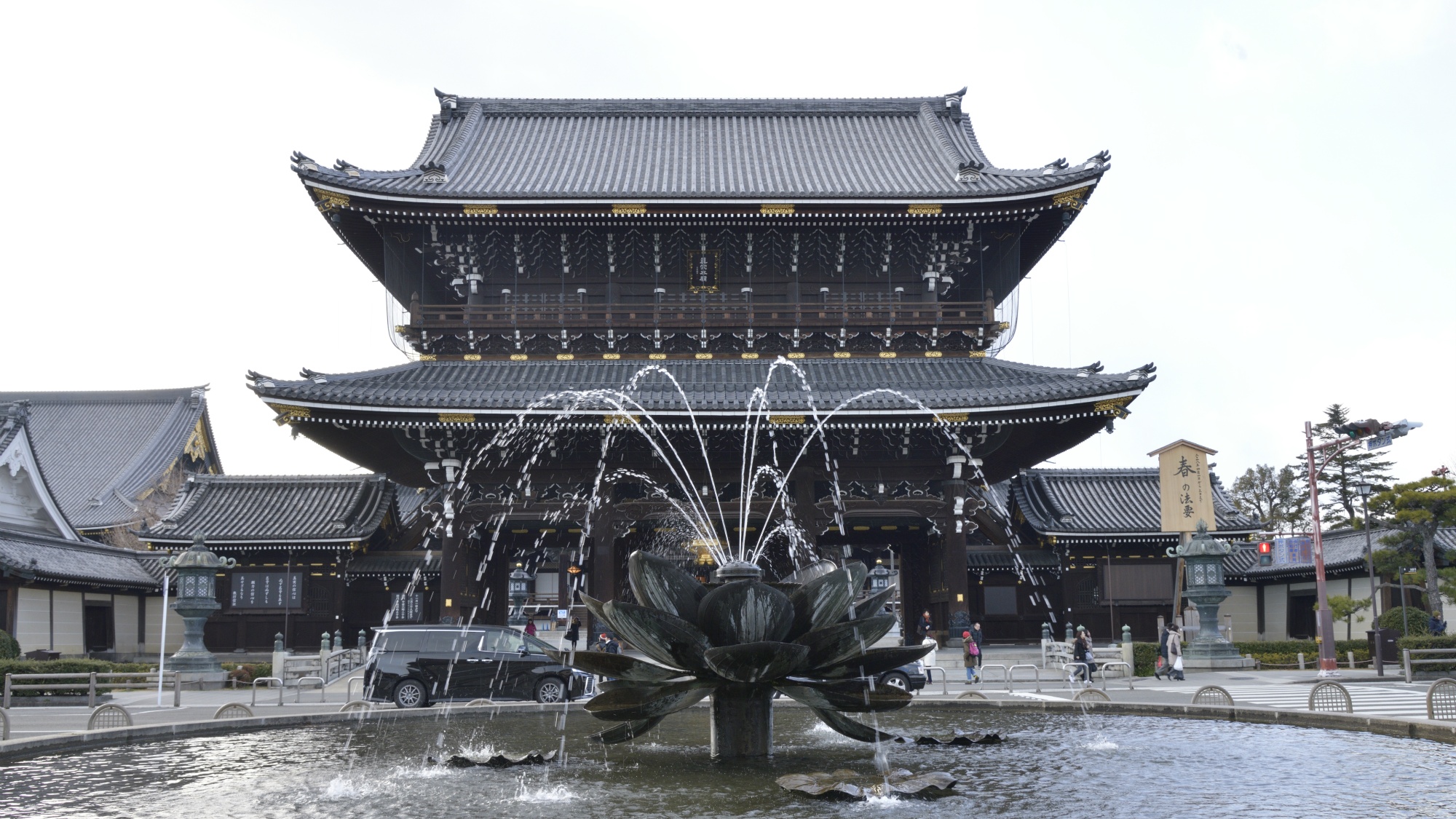 東本願寺：ホステルより徒歩2分圏内、京都観光に。
