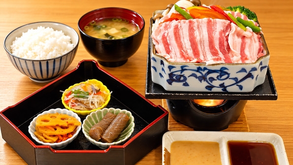 【山梨ブランド豚を堪能・1泊2食付】部屋食可能！夜は富士桜ポークのせいろ蒸し御膳♪ 朝食ビュッフェ付