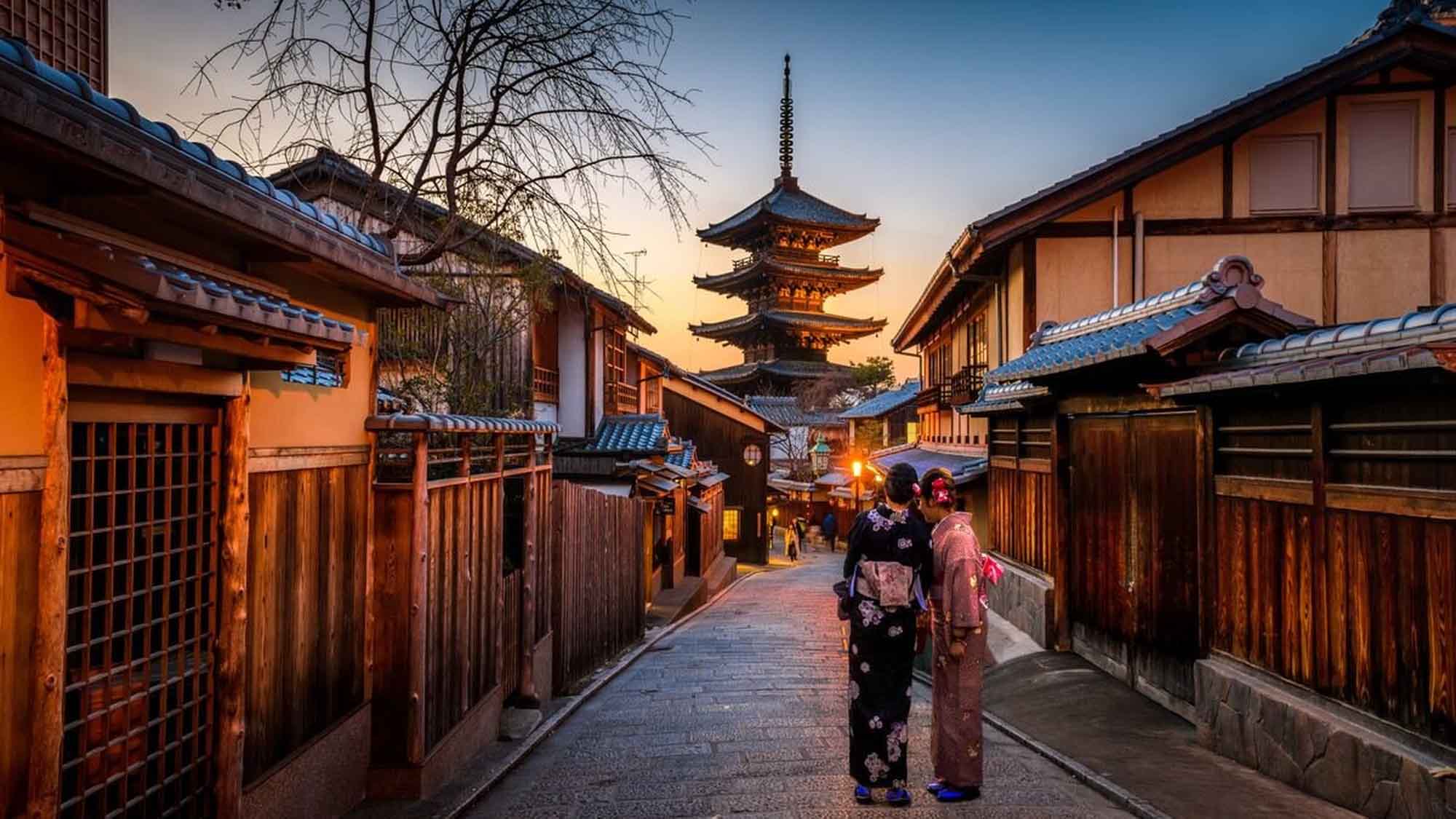 【京都】ドラマチックな夕焼け空を背景に、シルエットになった塔は風情溢れる景色です。