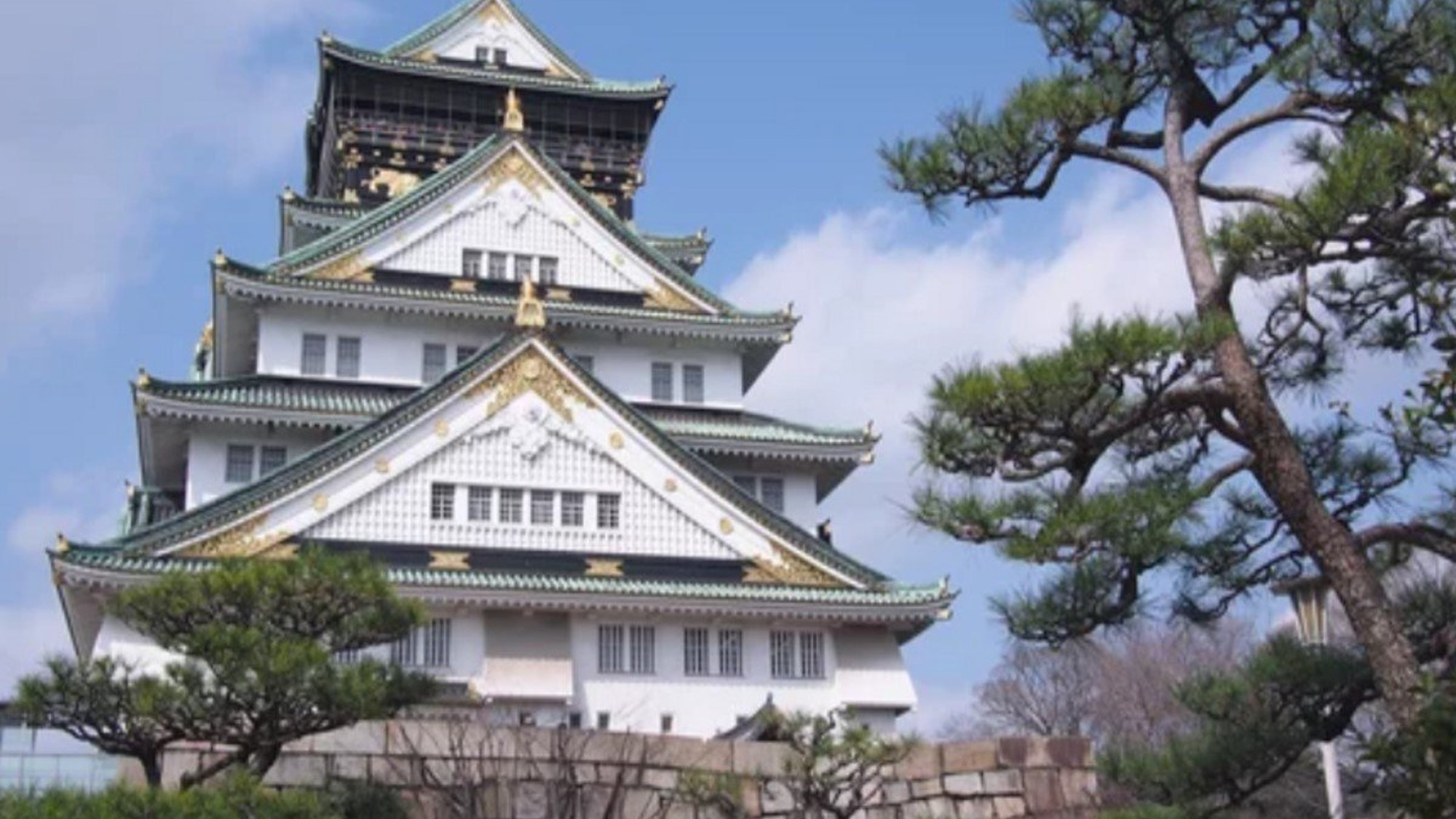 【大阪城】広大な敷地を誇る大阪城公園は、囲うように地下鉄・JR・京阪の電車が走っている。