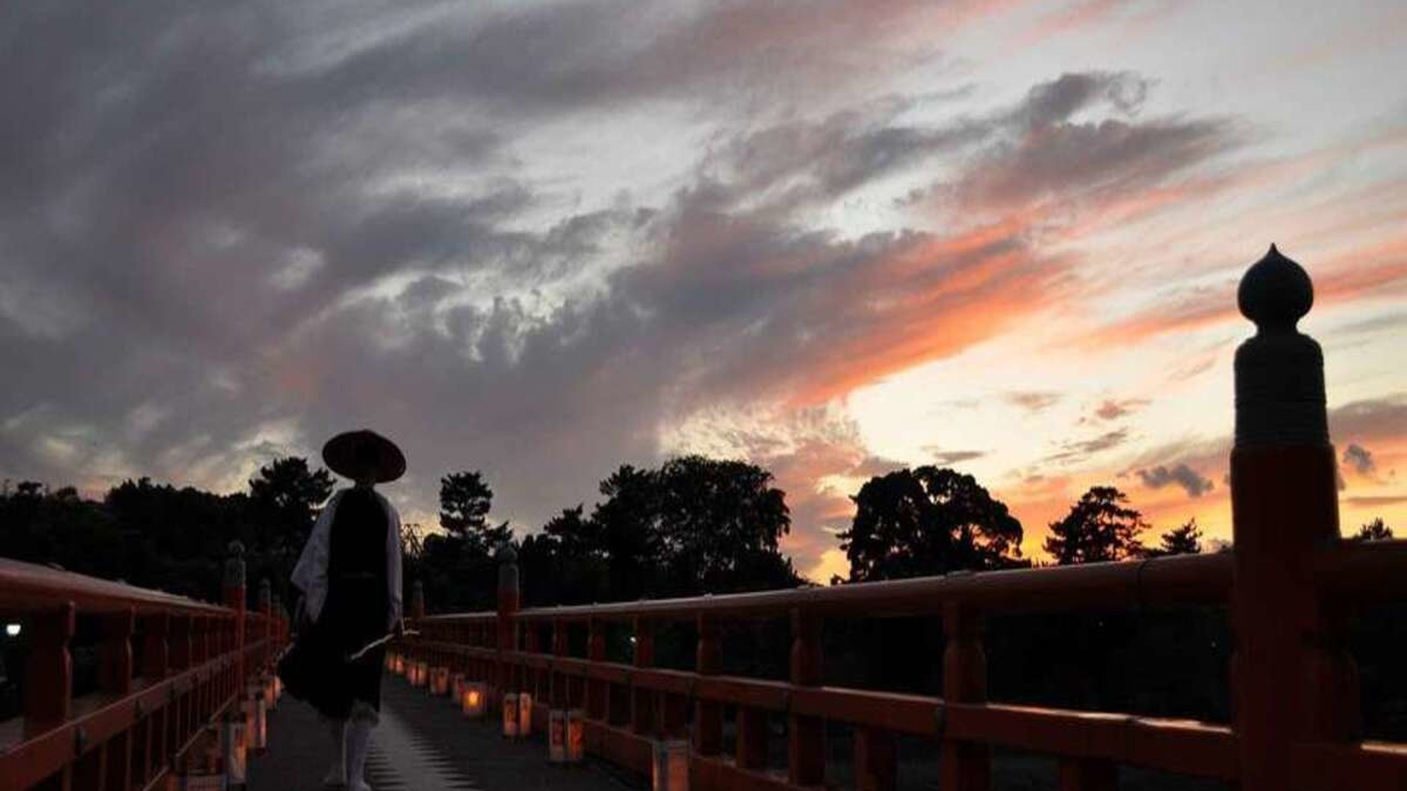 【京都・清水寺】ドラマチックな夕焼け空を背景に、シルエットになった塔は風情溢れる景色です。