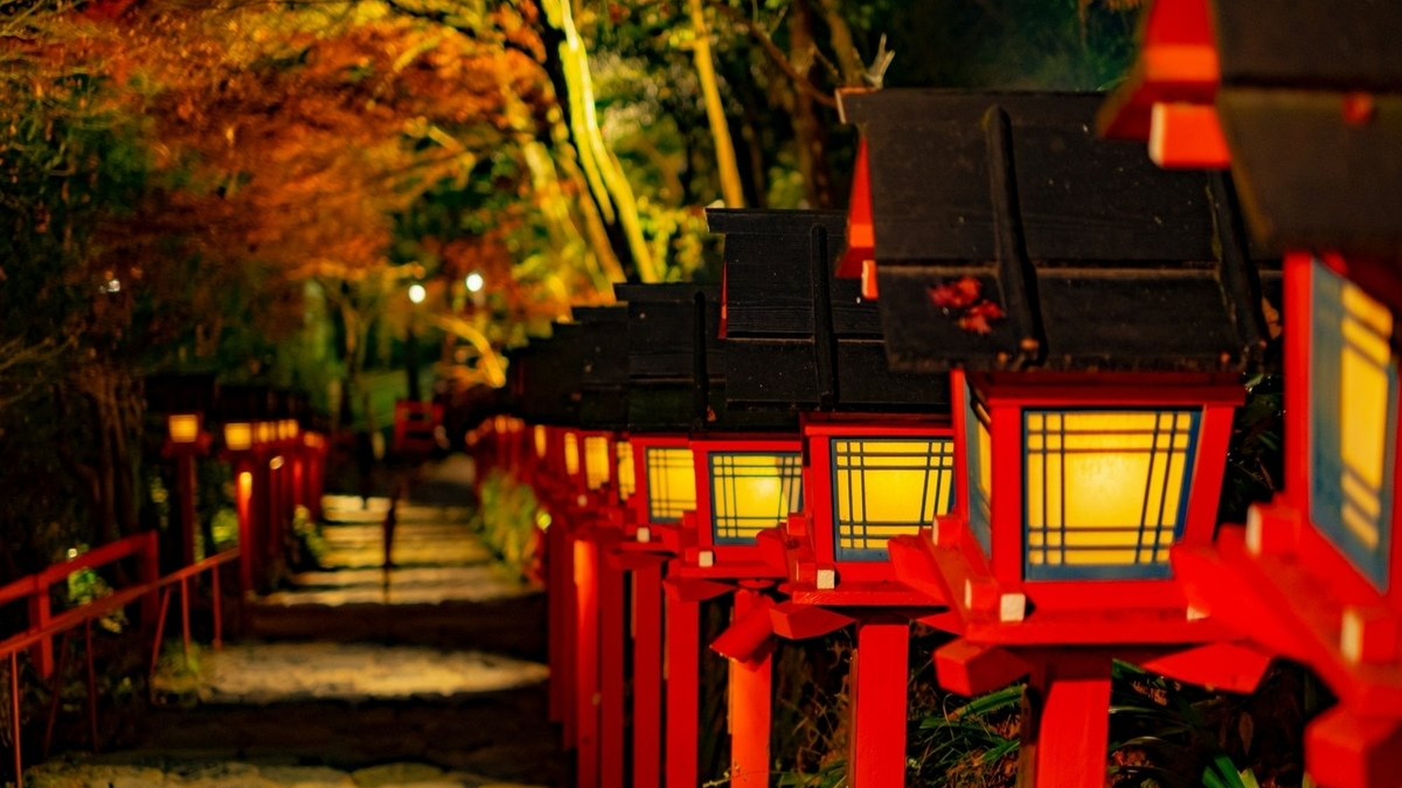 【京都・貴船神社】えんむすびの神様としても崇められている水の神様。紅葉ライトアップが美しい。