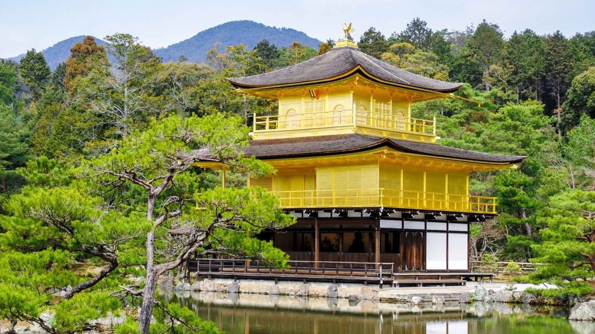 【京都・金閣寺】金色に輝く舎利殿の輝きに魅せられて、毎年世界中から多くの観光客が訪れる。