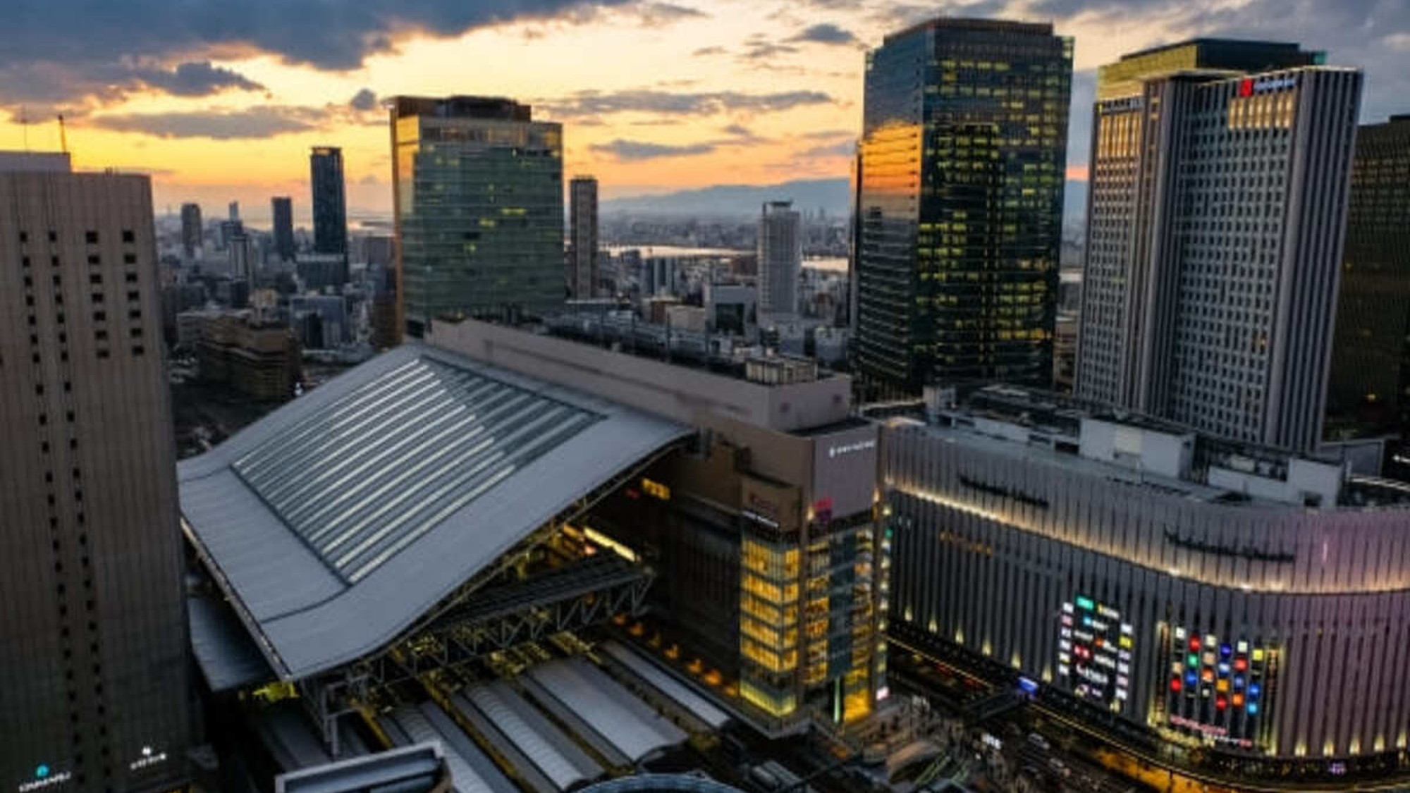 【梅田】大阪を中心とする大阪ステーション。夜景がとても綺麗です。