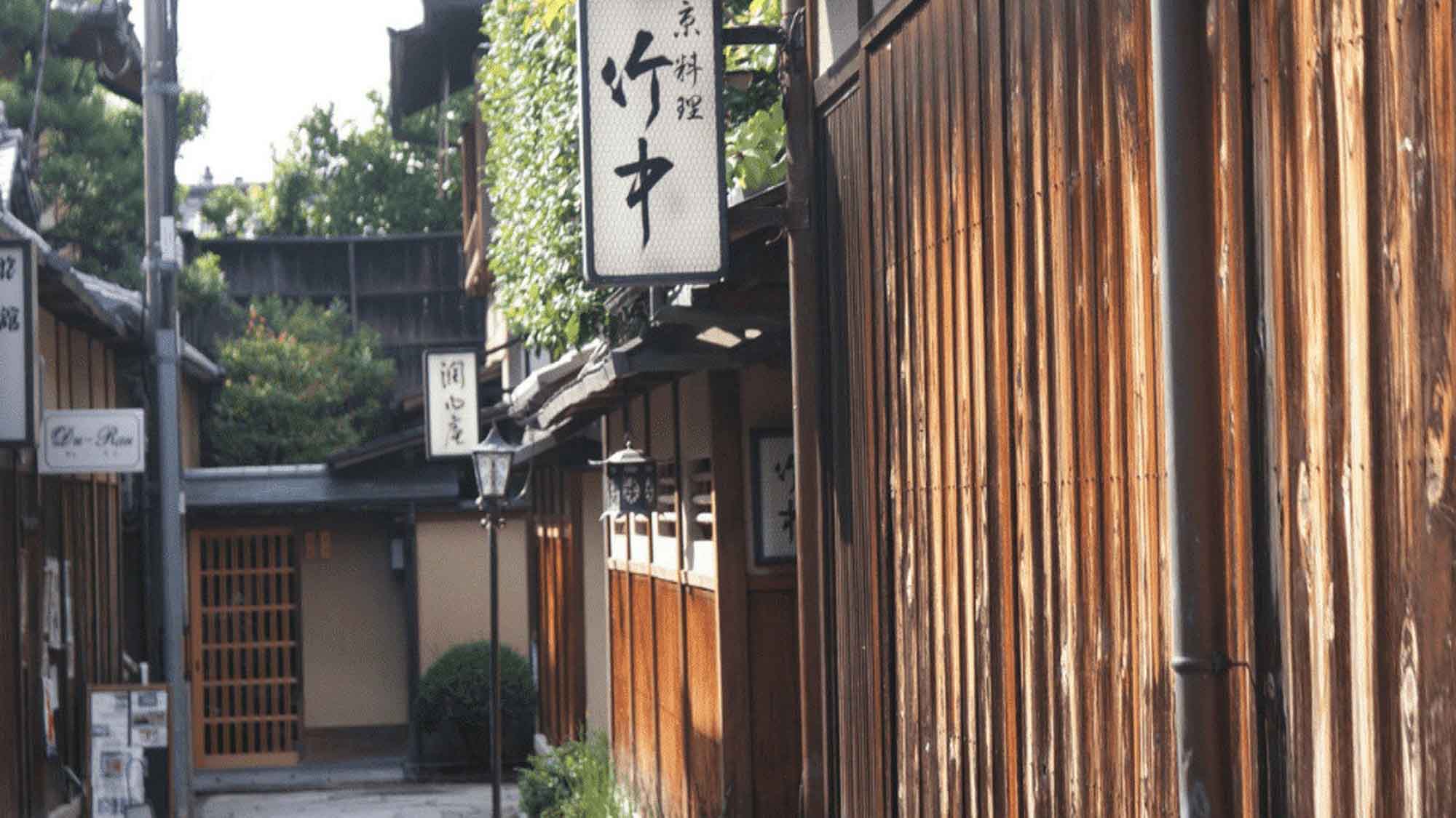 【京都・先斗町】ちょっとディープな京都さんぽ。風情たっぷりの路地裏を歩いてみてはいかがでしょうか。