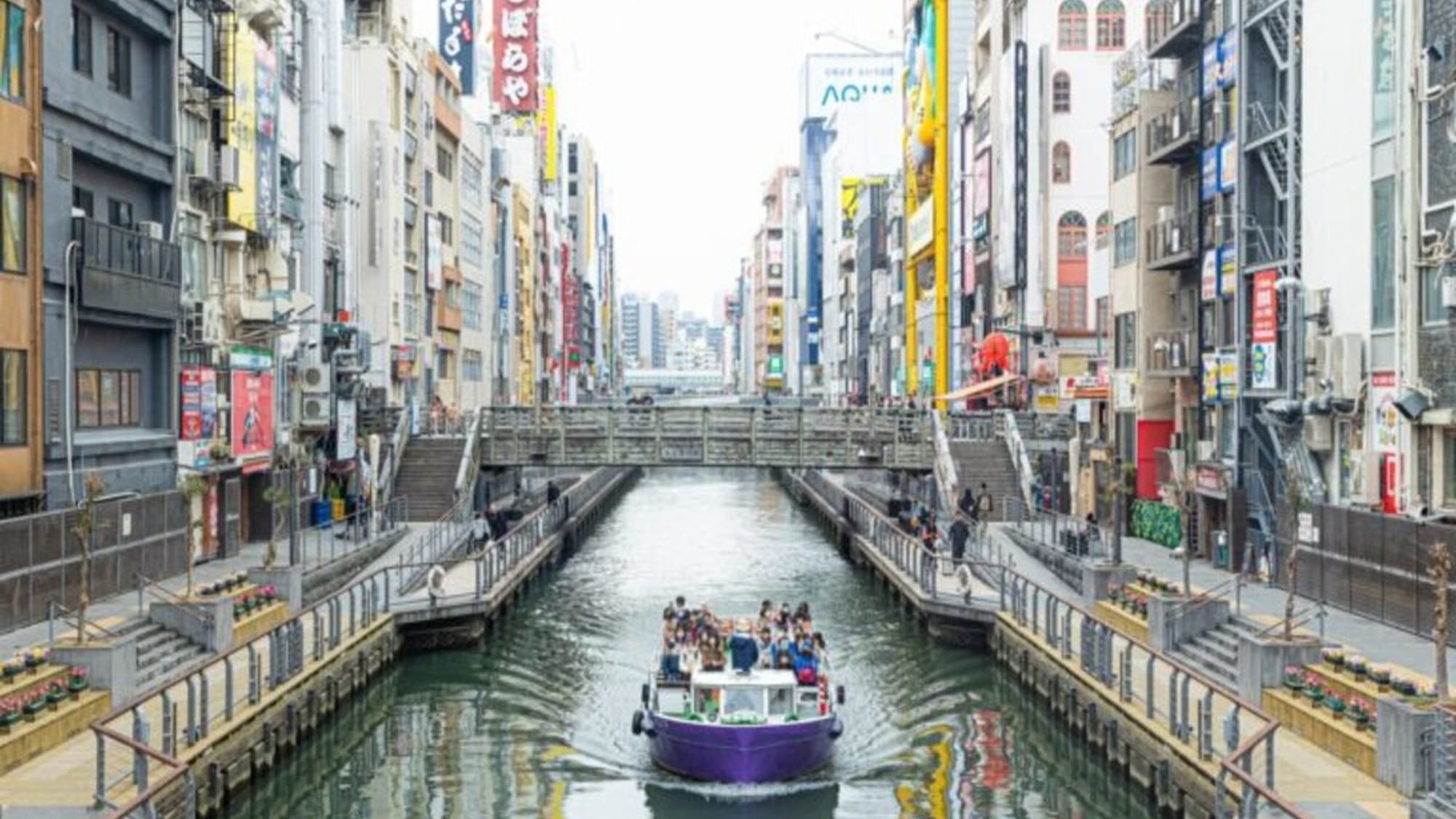 【難波・心斎橋】道頓堀。にぎやかな大阪らしい町並みを是非ご堪能ください。