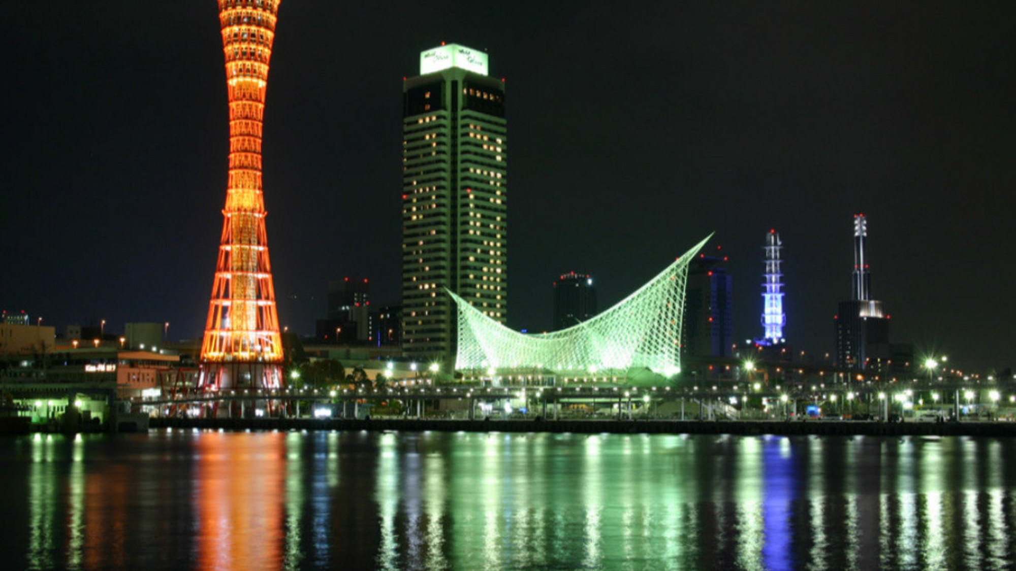 【神戸】夜になるとライトアップされた夜景が海に映り綺麗です。ホテルから電車で３５分。