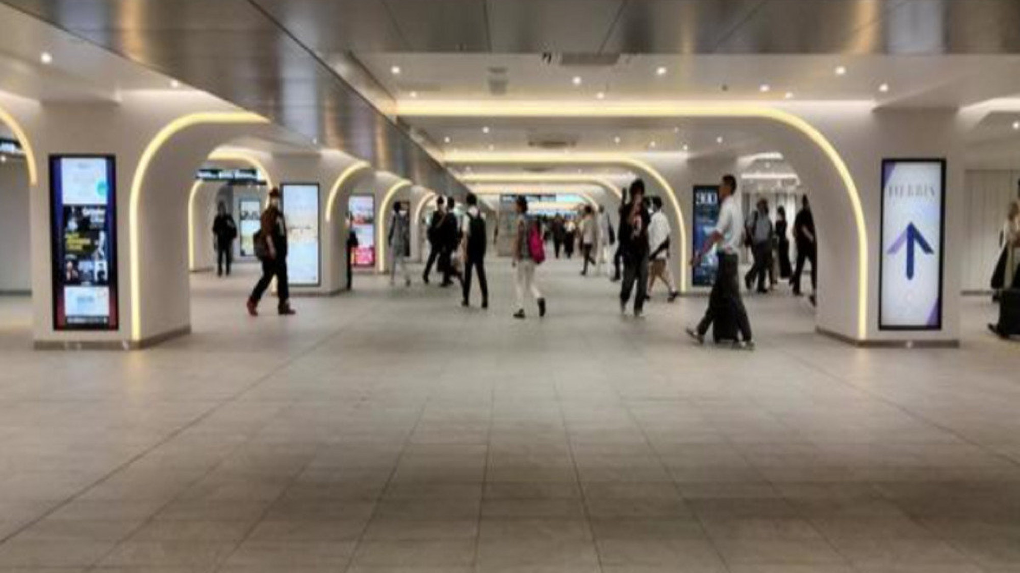 【梅田】JR大阪駅に各線梅田駅、複数の地下街やビルが連結しています。