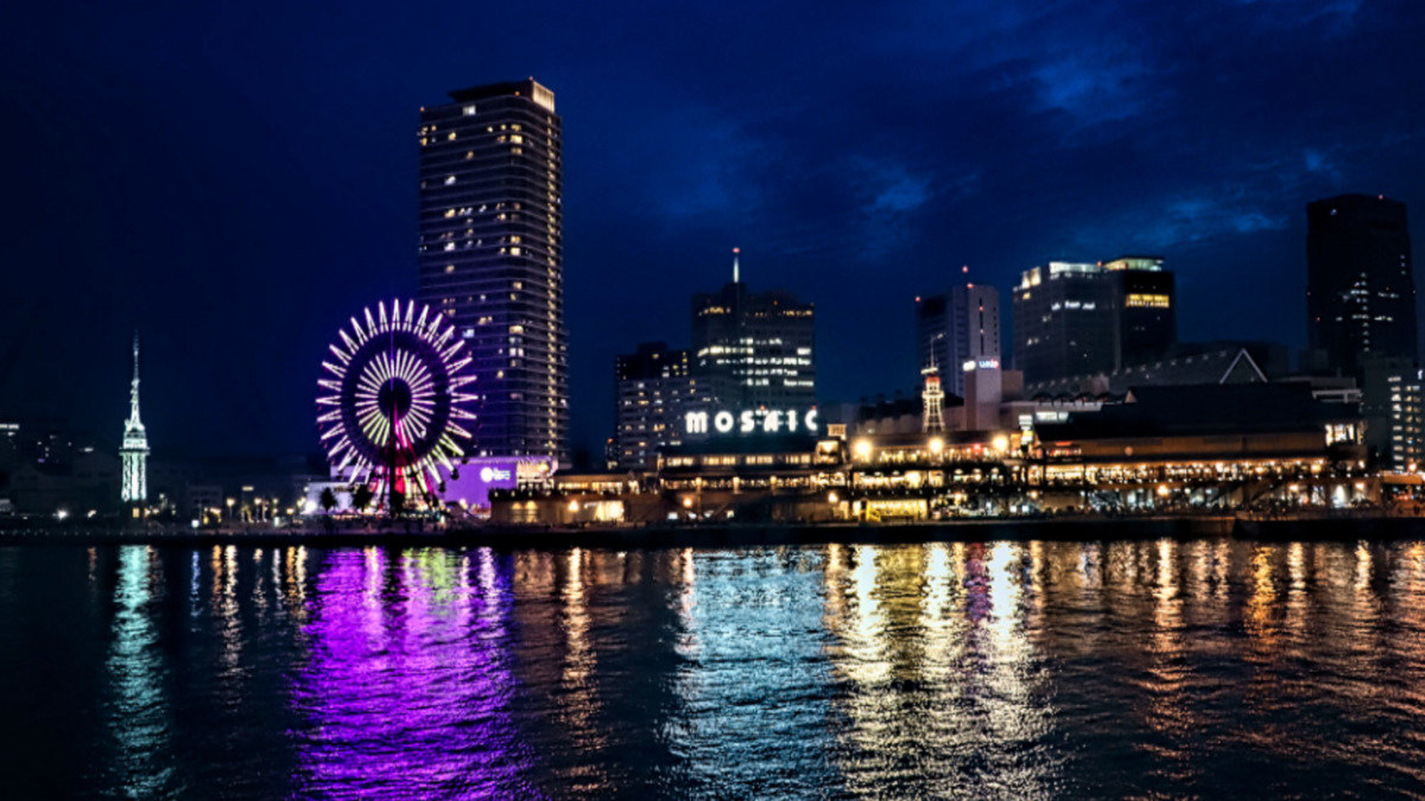 【神戸】夜になるとライトアップされた夜景が海に映り綺麗です。