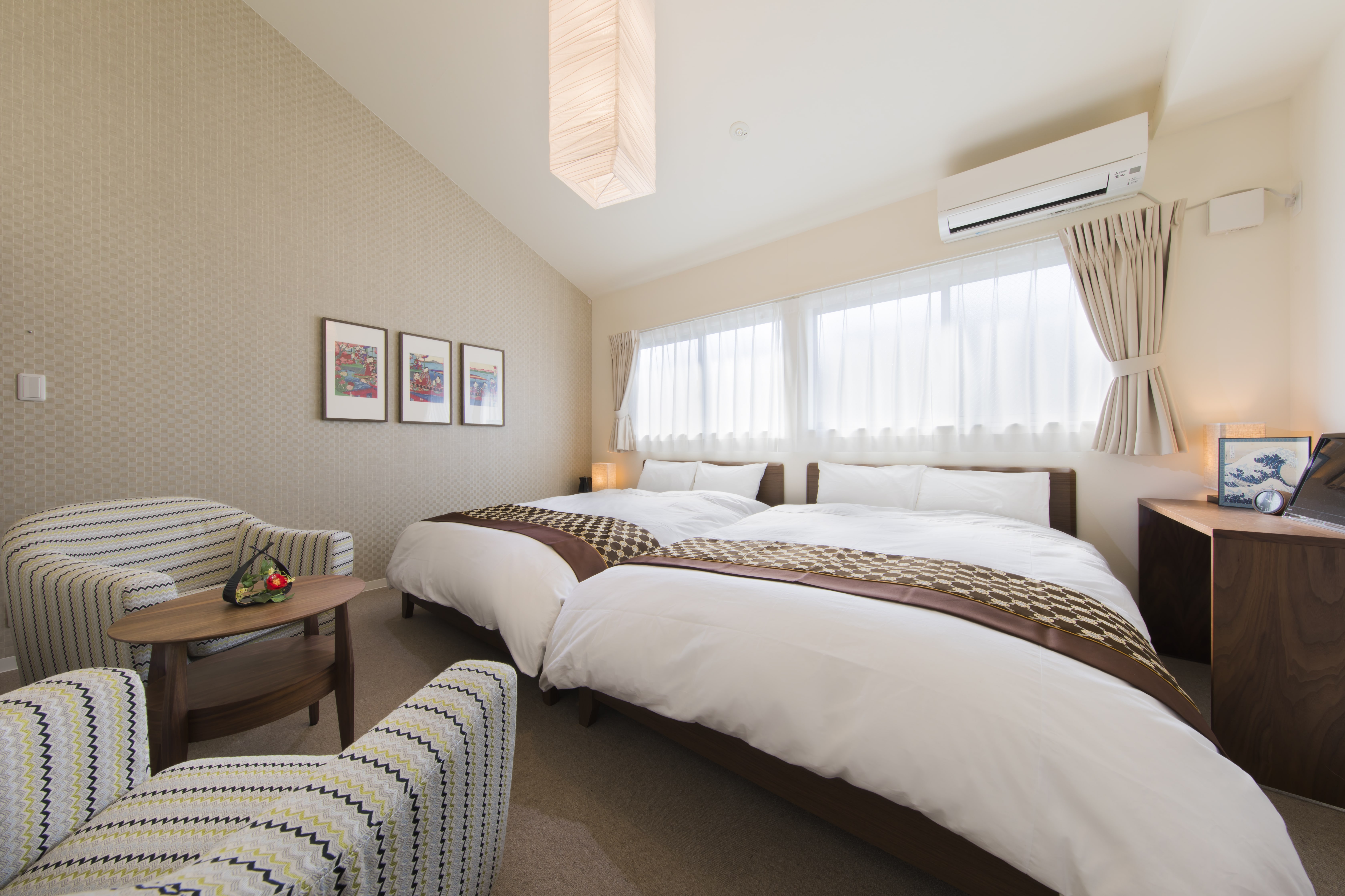 ダブルベッド&times;2、スィートルーム　205号室