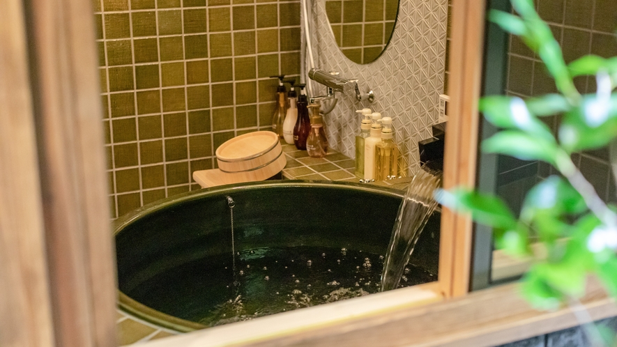 1F浴室：お庭を眺める信楽焼の浴槽