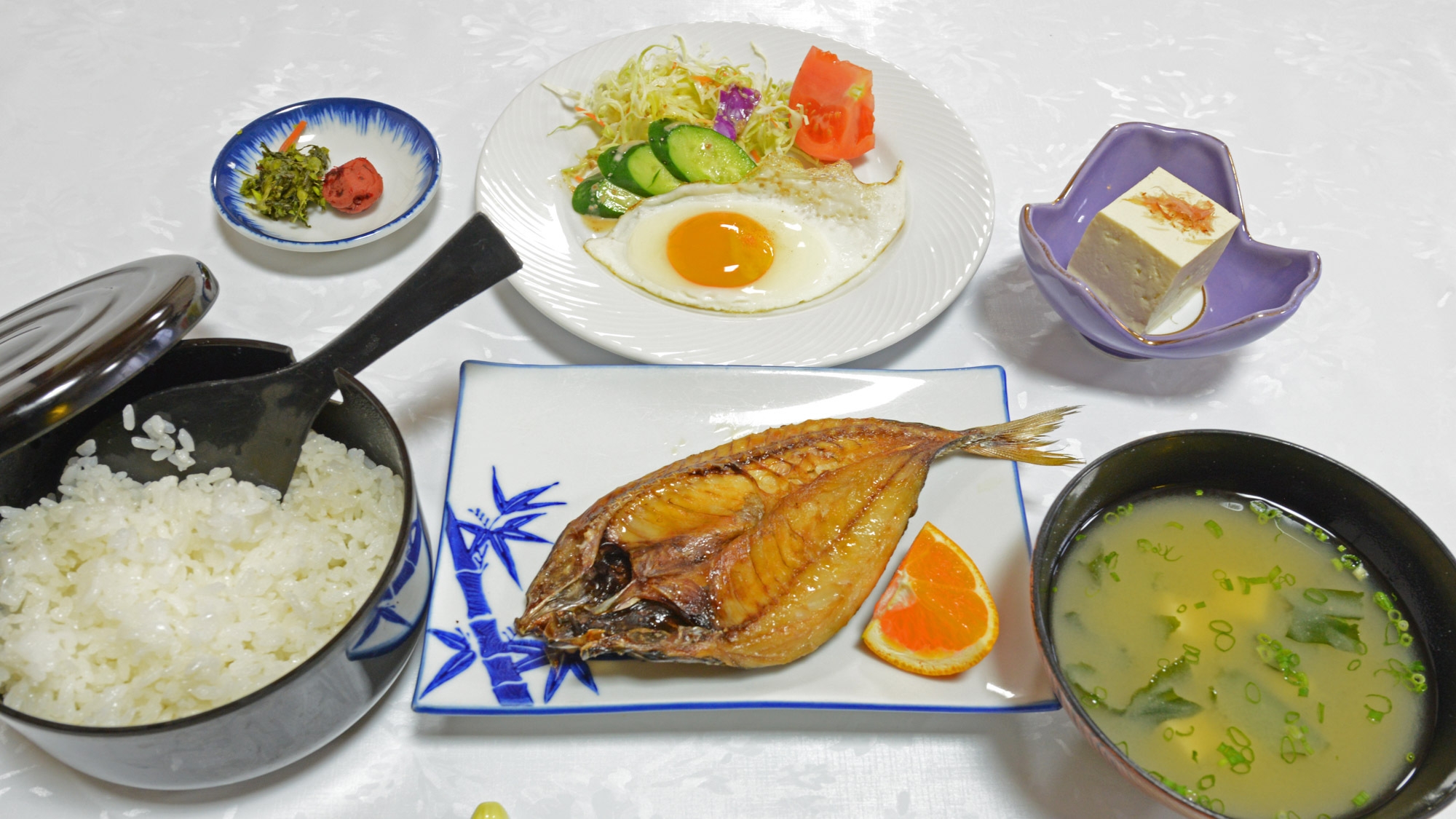【朝食付き】お仕事の方にもおすすめ！焼き魚をメインとした和朝食