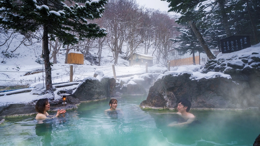 ■庭園岩風呂／混浴■北海道の地のはてに位置する当館。世界遺産の大自然の中で温泉を満喫する