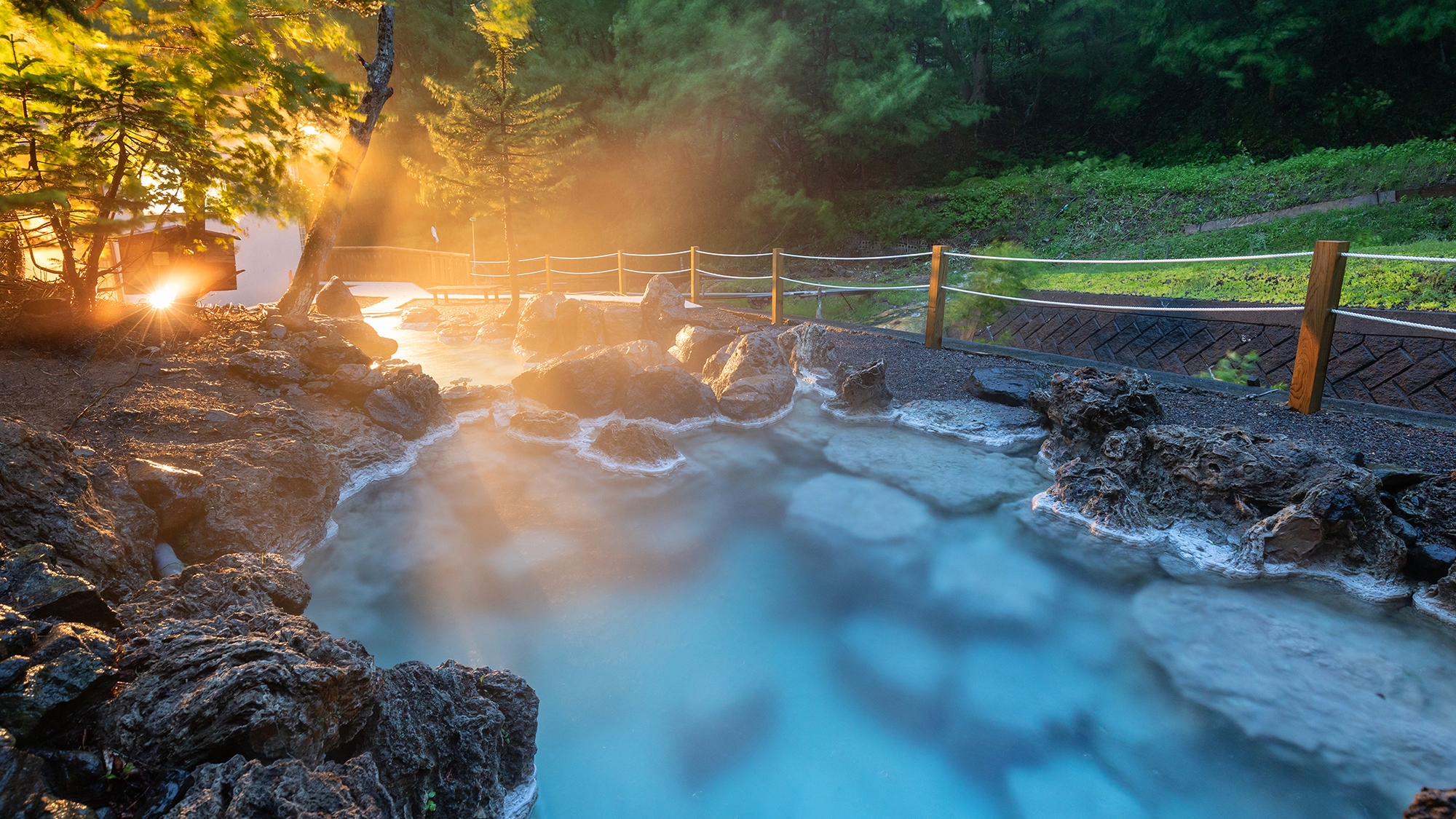 日本で唯一の泊まれる世界自然遺産　秘境知床の温泉宿　地の涯
