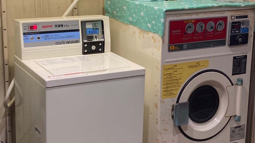 ・洗濯機　無料で使用可能です。　乾燥機は10分100円頂戴しております。
